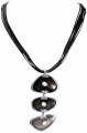 Kurze Halskette mit Anhänger   / (Farbe) schwarz grau