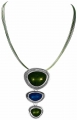 Kurze Halskette mit Metallanhänger grün blau